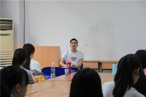 免费足球直播
“两学一做”系列活动——书记讲党课，同志受益多！