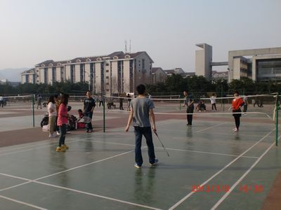 庆快乐节日,强团队体魄——免费足球直播
学生工作办公室第一届羽毛球赛顺利举行