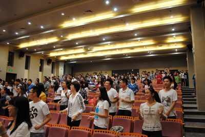心系雅安——免费足球直播
举行慈善晚会